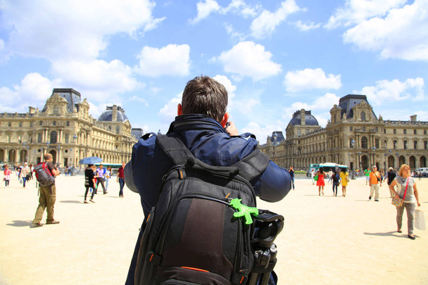 paris, france - 14. Juni 2013: Fotograf macht Aufnahmen auf dem Karussell-Platz in Paris. Blick aus dem Rücken eines Mannes. - Foto, Bild
