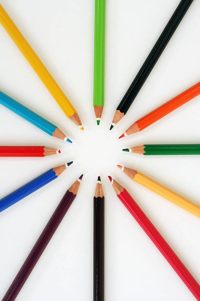 Crayons de différentes couleurs. crayons colorés
. - Photo, image