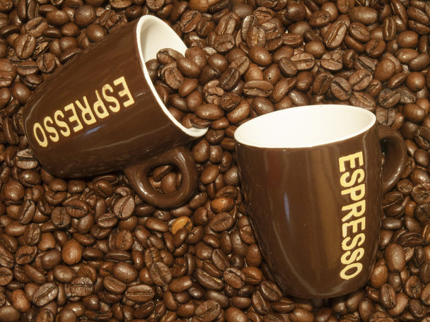 grãos de café como fundo com duas xícaras de café expresso
 - Foto, Imagem