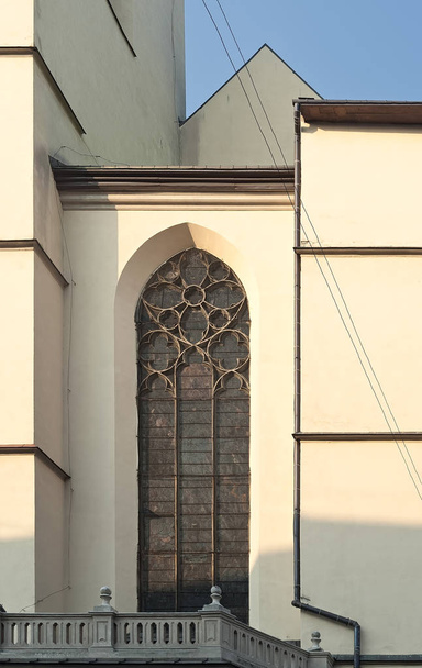 リヴィウ、ウクライナのラテン大聖堂の窓とファサードの一部 - 写真・画像