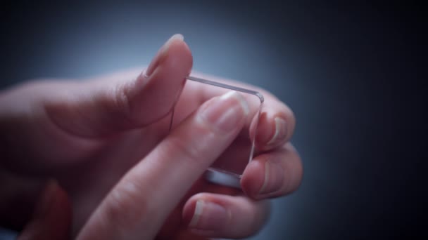 4 k przyszłych przezroczyste inteligentne urządzenie, palec nad Nano telefon - Materiał filmowy, wideo