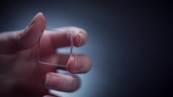 4 k μελλοντικές διαφανή έξυπνη συσκευή, χέρι που κρατά το νανο τηλεφώνου - Πλάνα, βίντεο