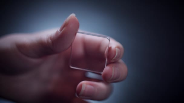 4 k budoucí transparentní inteligentní zařízení, ruka drží Nano telefon - Záběry, video