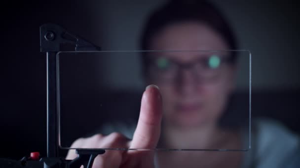 4K Tulevaisuuden läpinäkyvä älykäs laite, nainen skannaus sormenjälki
 - Materiaali, video