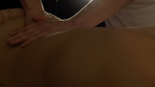 Masseur massages females back - Кадры, видео