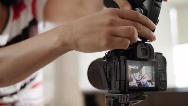 女性レコーディングのビデオブログやチュートリアルのためのデジタル一眼レフ カメラ - 映像、動画