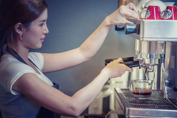 Café Business proprietário Conceito - atraente jovem bela barista caucasiano no café - Foto, Imagem
