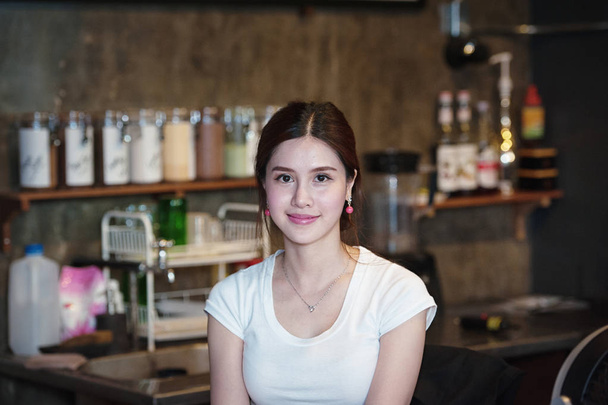 привлекательная молодая красивая кавказская бариста в кафе
 - Фото, изображение