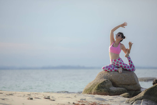  ásia mulher jogar ioga no mar praia
 - Foto, Imagem