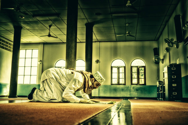 Θρησκευτικό μουσουλμανικό άνθρωπος προσεύχεται μέσα στο Τζαμί - Φωτογραφία, εικόνα