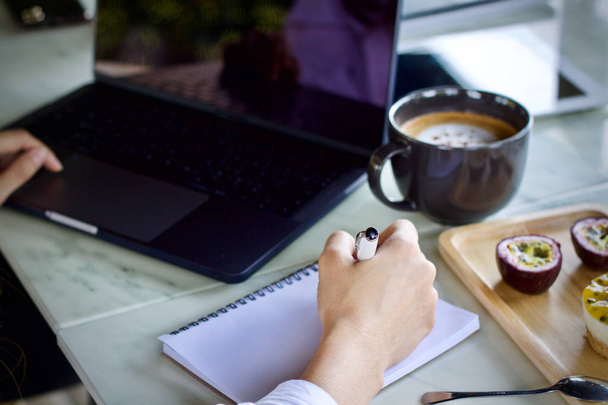Женщина с помощью ноутбука работы и пить кофе чашку
 - Фото, изображение