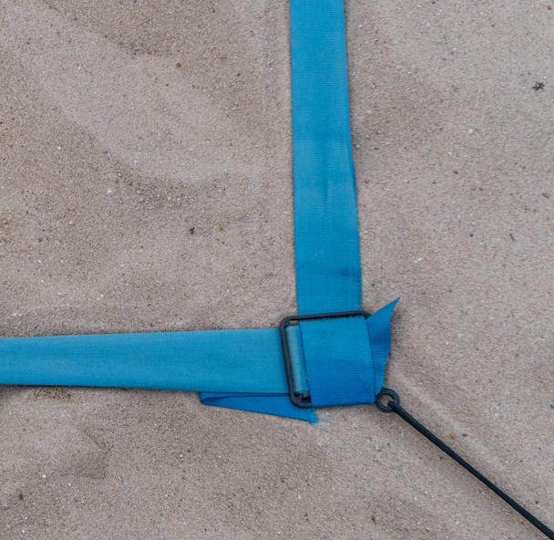 Beachvolleyballfeld hautnah und detailliert mit blauer Kunststofflinienmarkierung - Foto, Bild