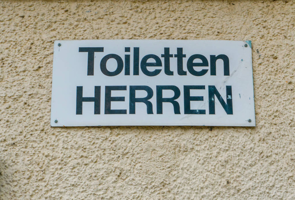 znak do publicznej toalety dla mężczyzn w języku niemieckim - Zdjęcie, obraz