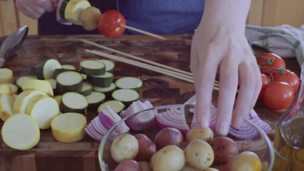 Schritt für Schritt. Einfädeln von Gemüse auf Holzspieße zum Grillen im Freien - Filmmaterial, Video