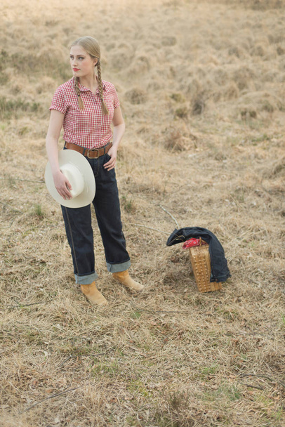 Ρετρό cowgirl με ψάθινο καλάθι - Φωτογραφία, εικόνα