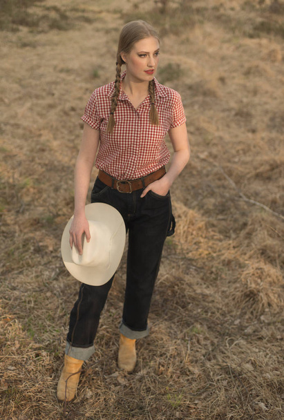 Retro cowgirl on field - 写真・画像