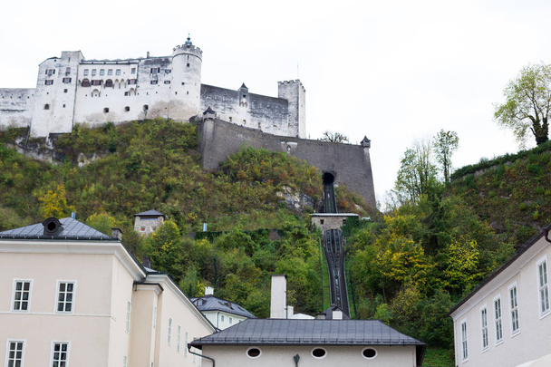 Onderaanzicht van Festung Hohensalzburg - Foto, afbeelding