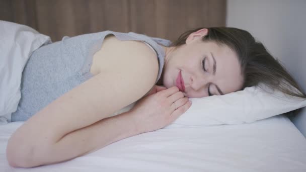 Hermosa mujer que duerme tranquilamente
 - Metraje, vídeo