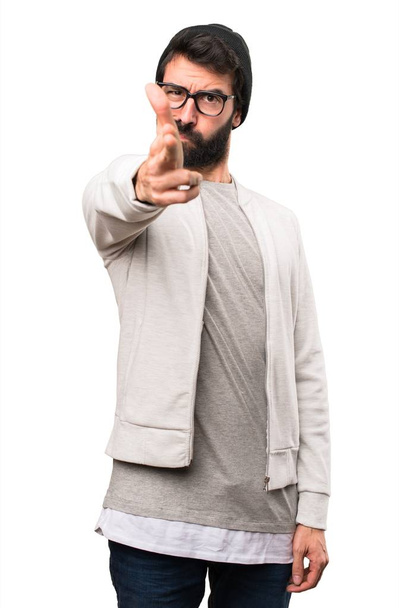 Hipster uomo fare pistola gesto su sfondo bianco
 - Foto, immagini