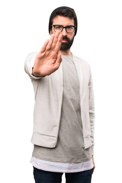Hipster άνθρωπος κάνοντας σήμα στοπ σε άσπρο φόντο - Φωτογραφία, εικόνα