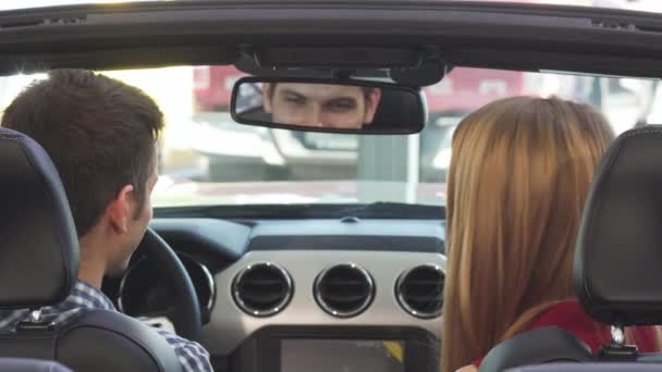 Щаслива молода пара посміхається радісно показуючи ключі від автомобіля до їх нової конференц-залу
 - Кадри, відео