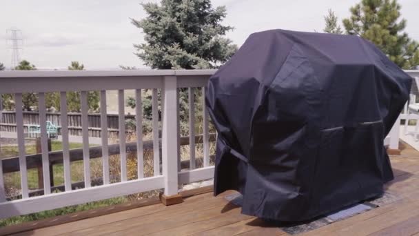 Grote gas barbecue, bedekt met zwarte cover te beschermen tegen weer elementen - Video