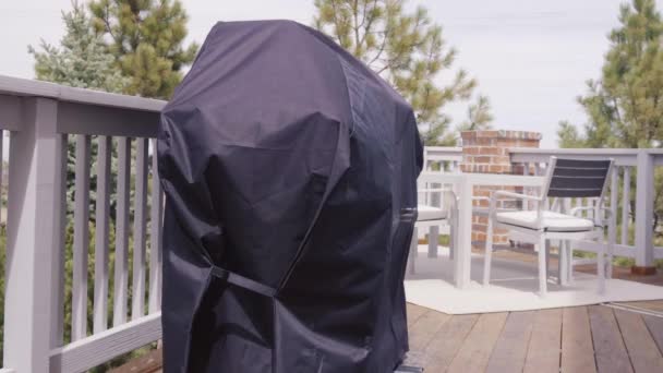 Grill gazowy duże pokryte czarną pokrywę do ochrony z elementów – Pogoda - Materiał filmowy, wideo