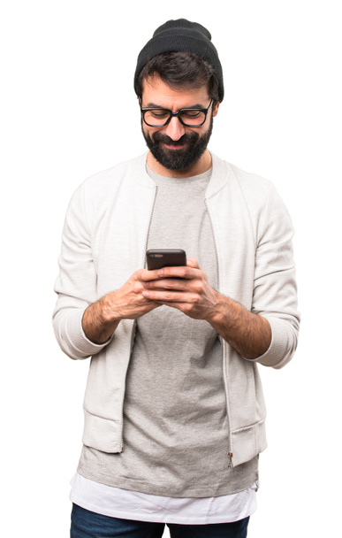 Šťastný muž Hipster mluví na mobil na bílém pozadí - Fotografie, Obrázek