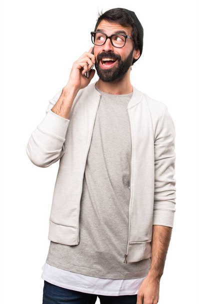 Boldog csípő ember beszél mobil fehér háttér - Fotó, kép