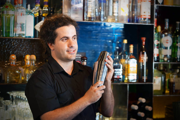 mužské barman dělá koktejl - Fotografie, Obrázek
