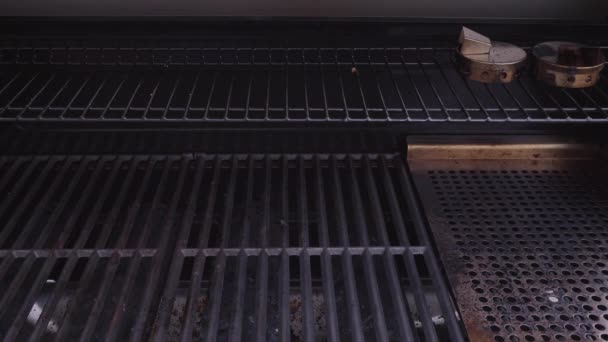 Nahaufnahme von gusseisernen Kochrosten in sechs Flammen Outdoor-Gasgrill - Filmmaterial, Video