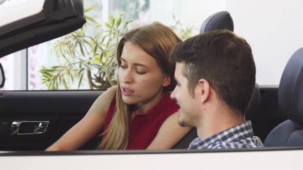 Alegre pareja mostrando las llaves de su nuevo convertible
 - Imágenes, Vídeo