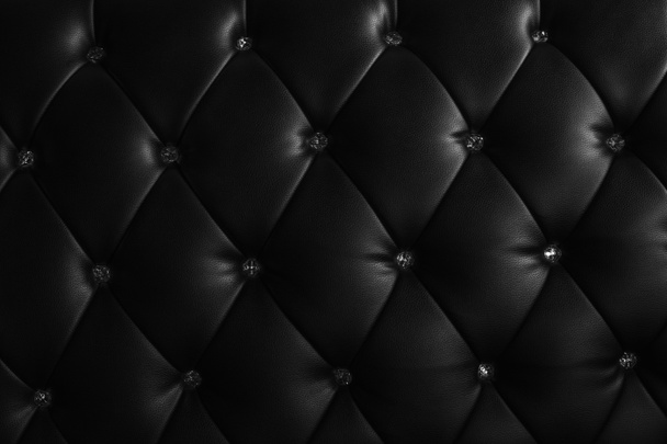 Роскошная фактура кожаной мебели, украшенная хрусталем
 - Фото, изображение