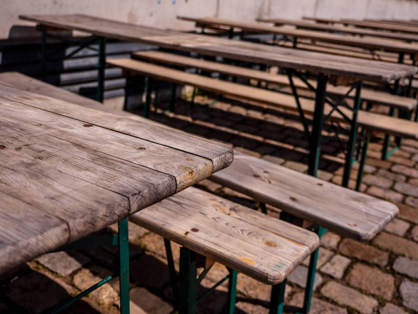 Lege vintage tafels buiten - Foto, afbeelding