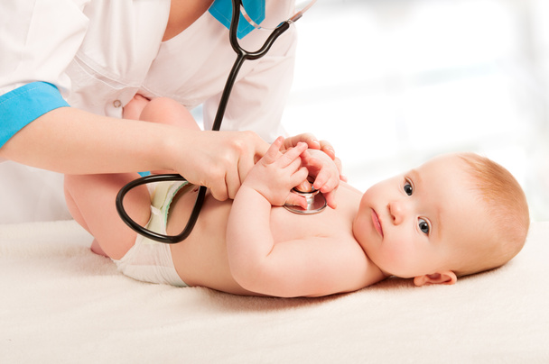 Médico pediatra y paciente - niño pequeño
 - Foto, imagen