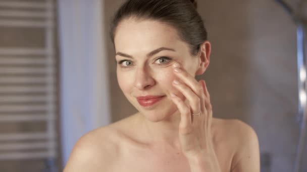 Lovely woman applying cream in morning - Footage, Video