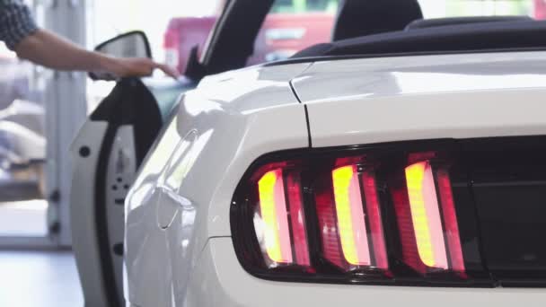Primo piano delle luci dell'auto lampeggianti su una nuova cabriolet
 - Filmati, video