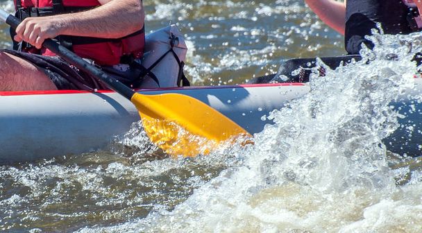 Rafting, kajakozás. Close-Up Nézd evező a fröccsenő víz. Extrém sport. - Fotó, kép