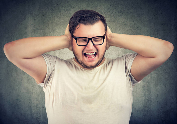 Hombre estresado teniendo crisis nerviosa gritando
  - Foto, Imagen