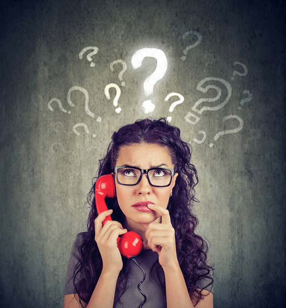 Mujer confundida preocupado molesto hablar por teléfono tiene muchas preguntas
 - Foto, imagen