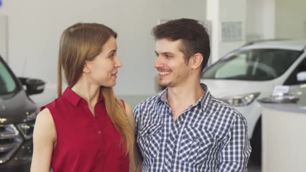 幸せなカップル、新しい自動車に車のキーでポーズ - 映像、動画