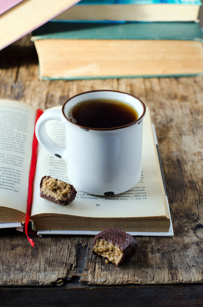 Un libro con una taza de té
 - Foto, imagen