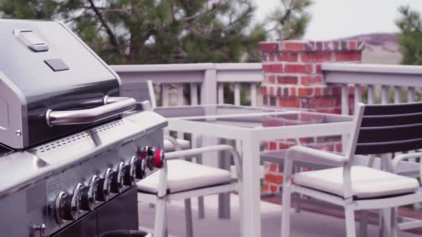 Barbecue à gaz extérieur à six brûleurs avec couvercle ouvert sur le patio arrière
 - Séquence, vidéo