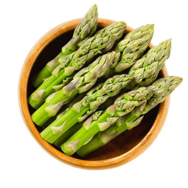 Świeże szparagi zielone porady w drewniane miski - Zdjęcie, obraz