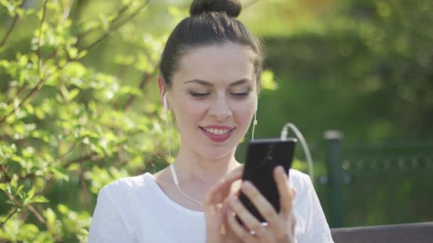 Enthusiastic woman texting on smartphone - Séquence, vidéo
