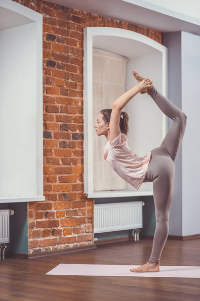 Yoga Çalışan Genç Kadın - Fotoğraf, Görsel