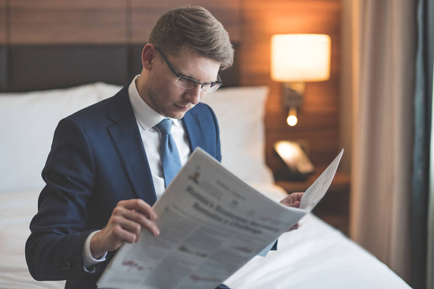 Giovane uomo d'affari che legge un giornale
 - Foto, immagini