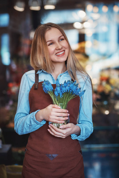 Menina feliz com flores azuis
 - Foto, Imagem