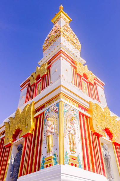 Pagoda buddista tailandese al tempio di Doi Thepnimit sulla collina di Patong
.  - Foto, immagini