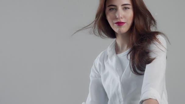 closeup πορτρέτο του youn γυναίκα μοντέλο σε στούντιο με το φύσηγμα μαλλιά - Πλάνα, βίντεο
